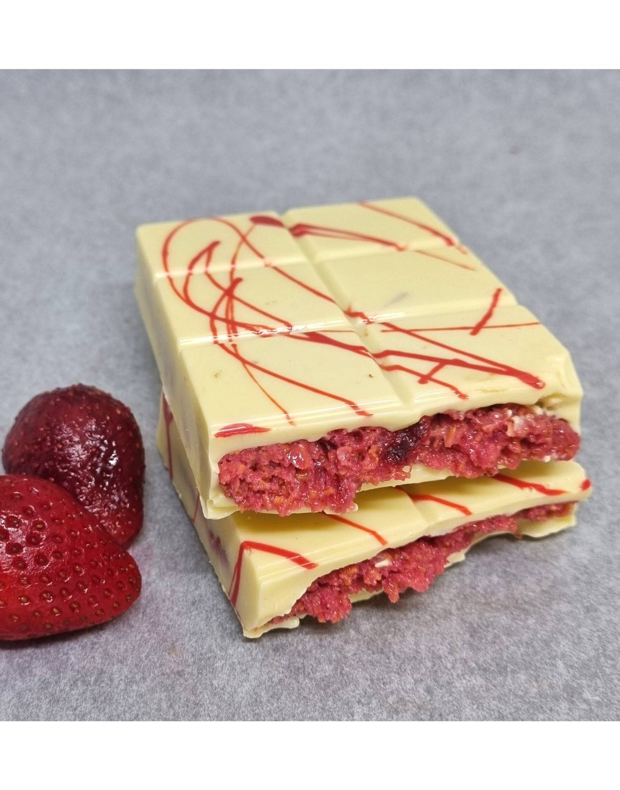 Sweet Gate Håndlaget Hvit Dubai Sjokolade med Jordbær 210 gram