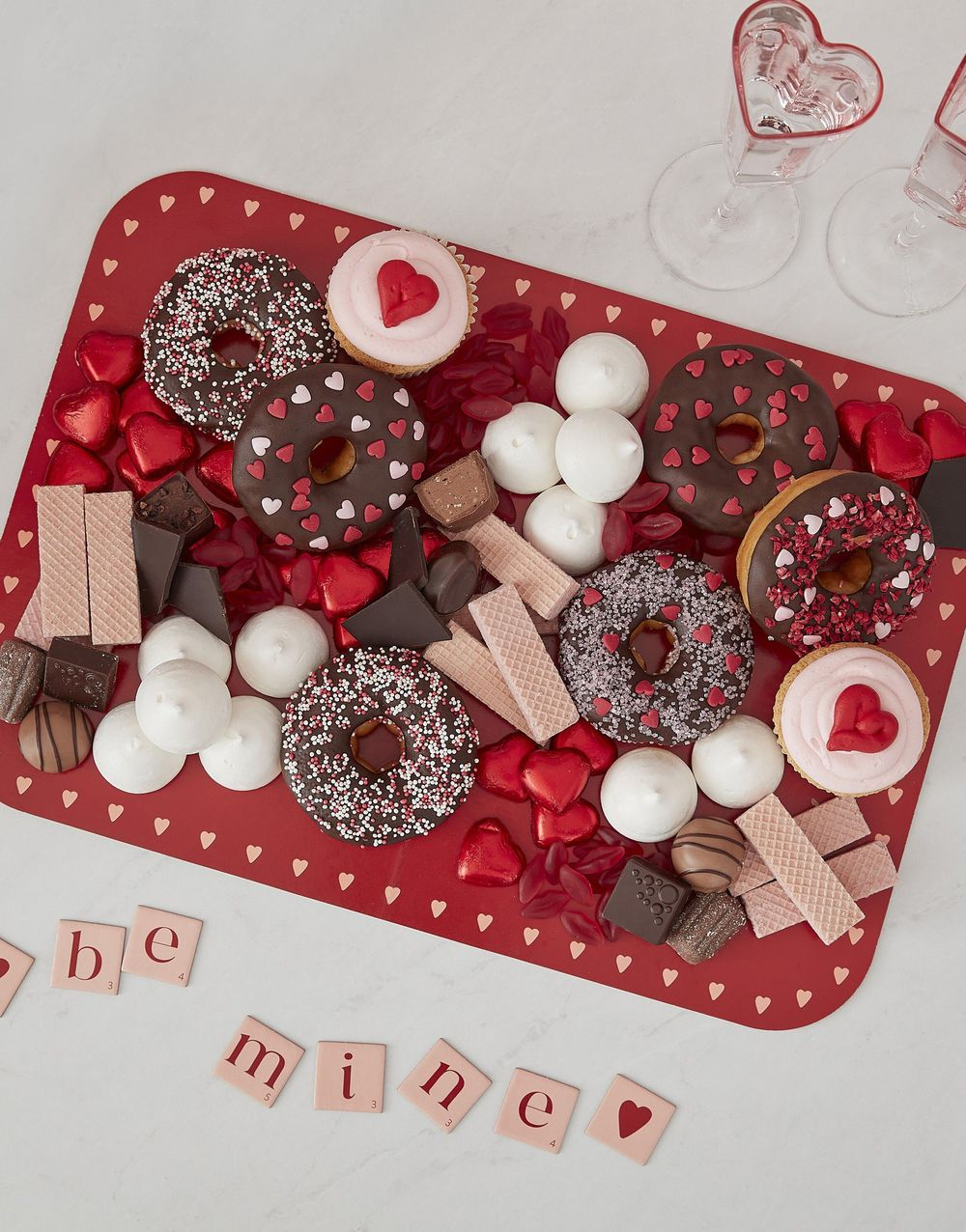 Rødt Grazing Board med Hjerter, Tall og Bokstaver 42 cm