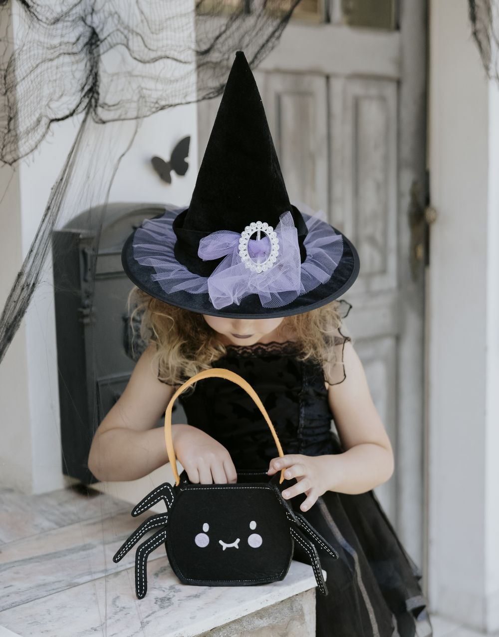 Svart Heksehatt med Lilla Sløyfe til Barn