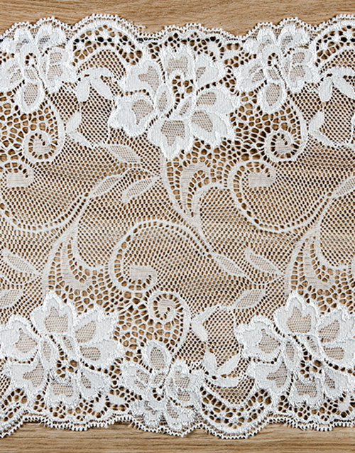 Hvit Bordløper med Blonder 18 cm x 9 meter